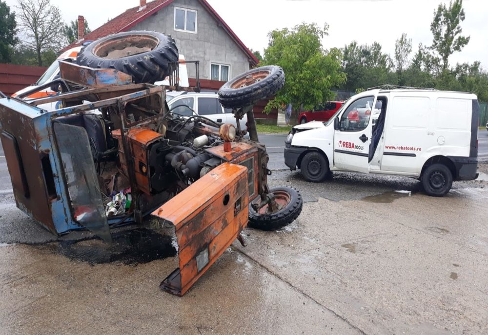 Tractor răsturnat după ce s-a ciocnit cu o mașină: trei victime