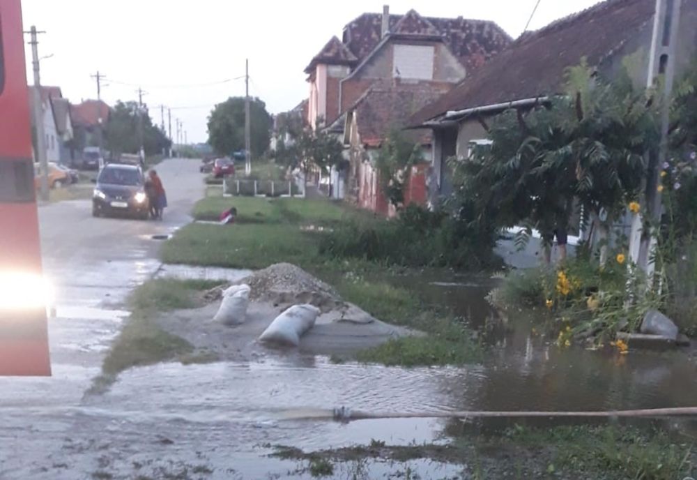 Urmările unui cod roșu de precipitații și vreme severă în județul Caraș-Severin