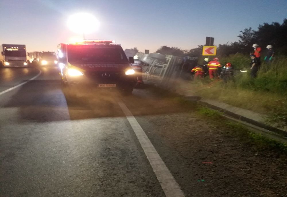 TIR plin cu bitum lichid, răsturnat. Risc de poluare a zonei, scurgerile din cisternă nu pot fi oprite. Video