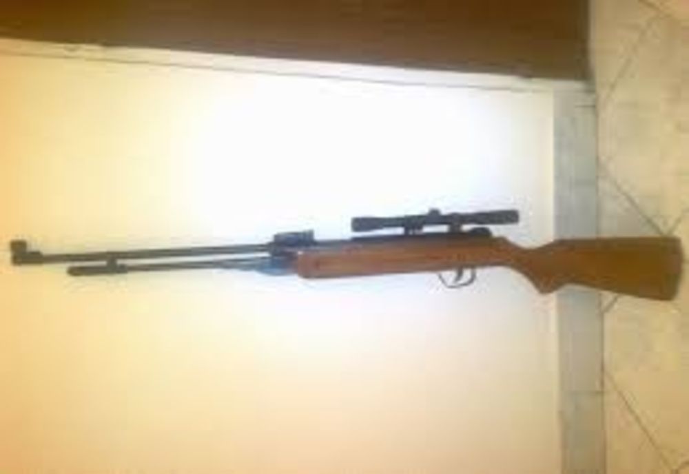 Armă cu aer comprimat deținută ilegal, ridicată de polițiștii din Caransebeş