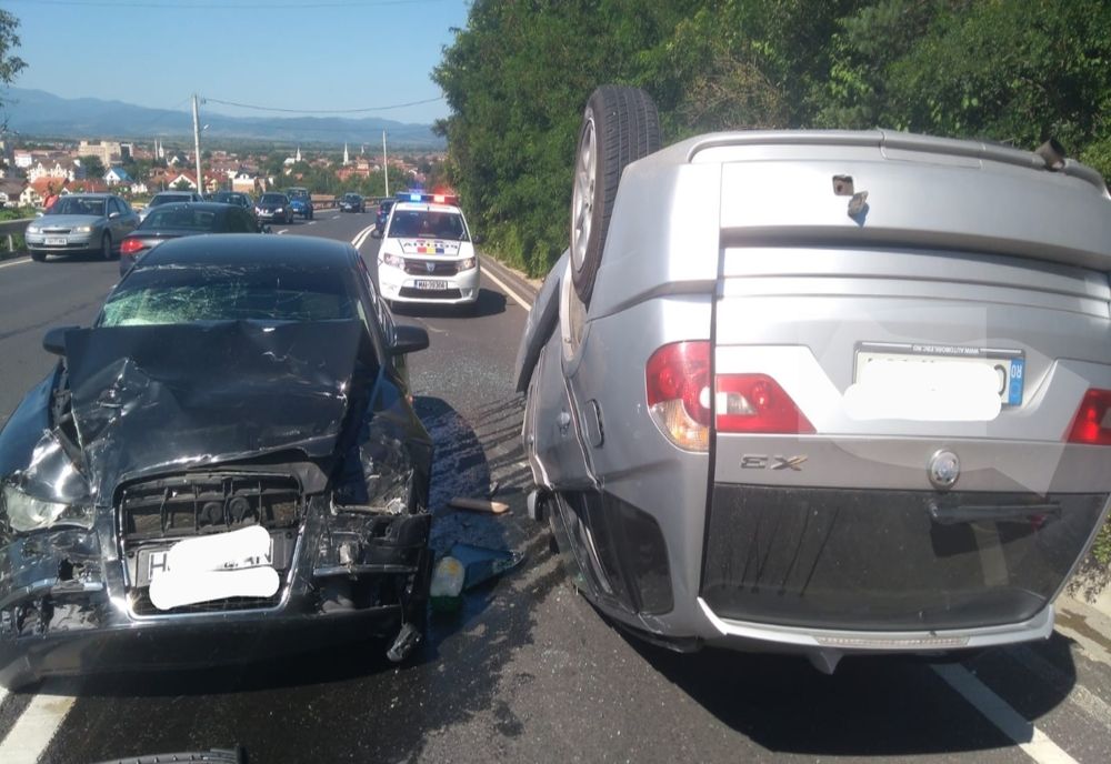 O mașină condusă de un cărășan a ajuns cu roțile în sus pe Dealul Hațegului