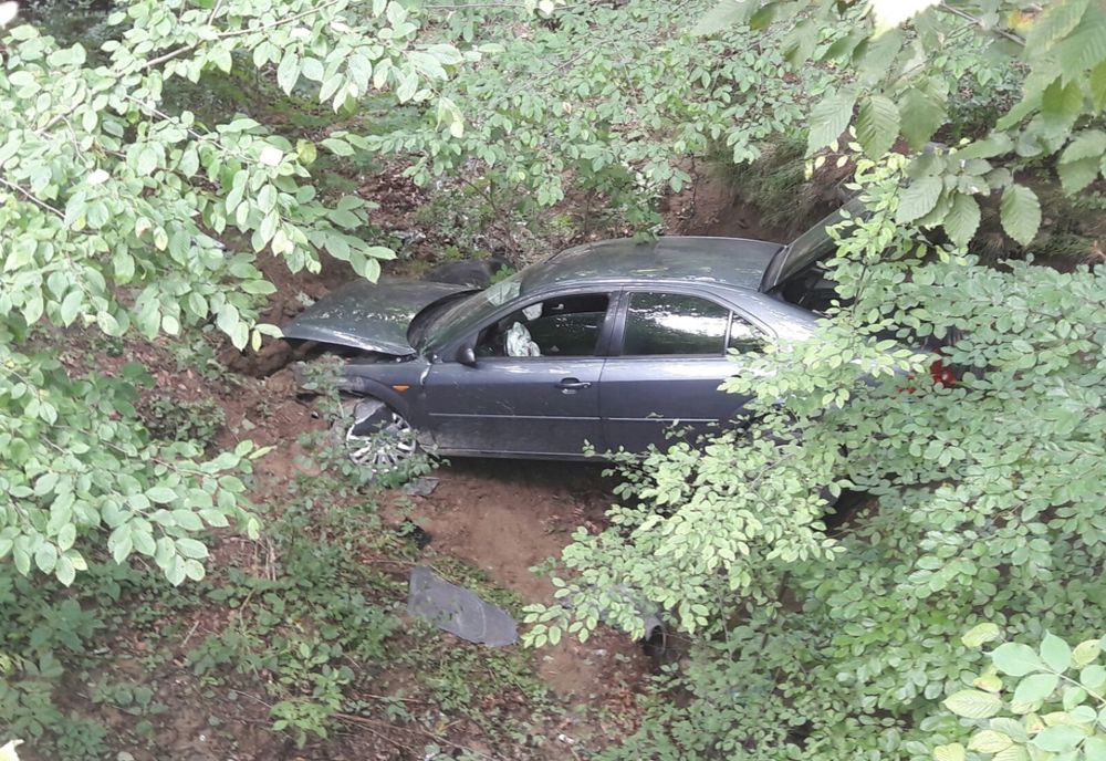 Cu masina în picaj: isprava unui șofer neatent