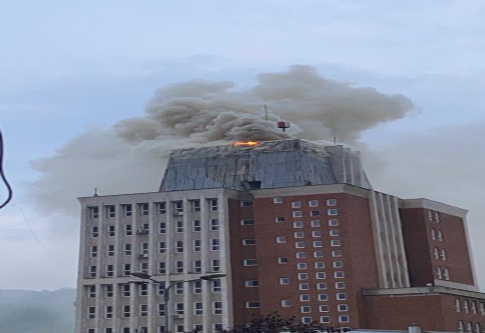 LIVE VIDEO Arde clădirea Consiliului Județean Caraș-Severin