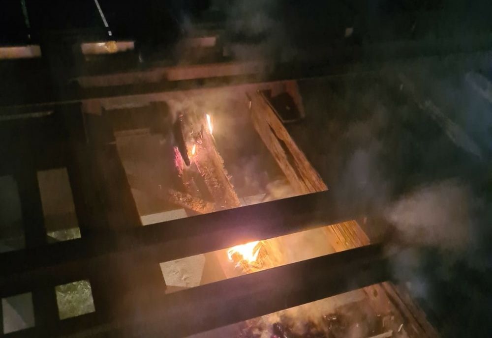 Incendiu pe calea ferată. De la ce au pornit flăcările