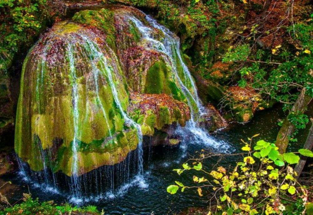 Zeci de turisti, atrași de faima cascadei Bigăr