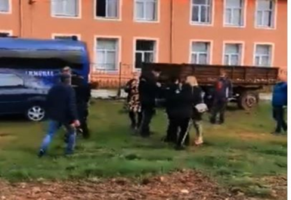 Păruială între două femei, în fața unei secții de votare din județul Caras-Severin. De la ce a pornit conflictul