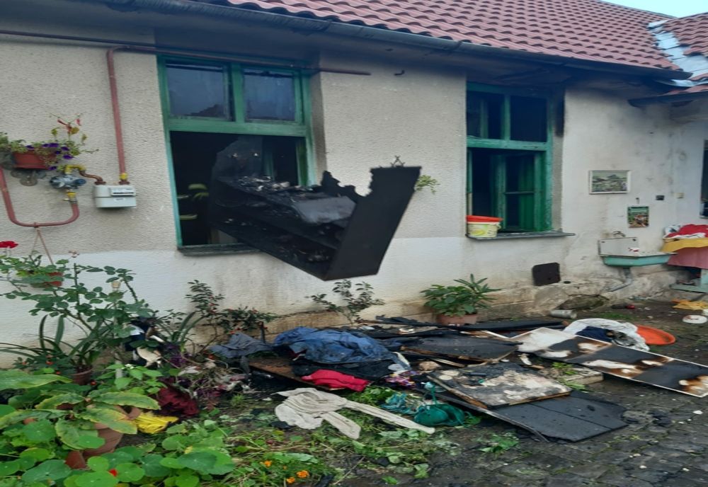 Locuință cuprinsă de flăcări, la Caransebeș
