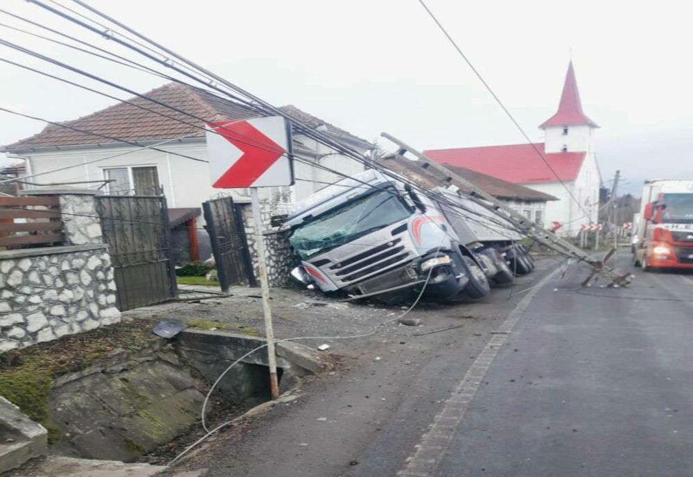 Accident grav în Caraș-Severin. Un TIR a ajuns în șanț și a dărâmat un stâlp