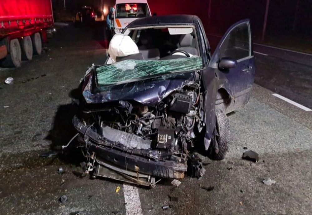 Accident terbil pe o sosea din Caraș-Severin. Trei mașini s-au ciocnit și doi oameni au fost răniți