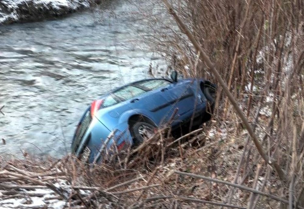 A plonjat cu mașina în râu: isprava unei șoferițe din vestul țării