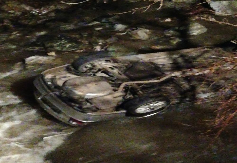 Accident pe o șosea din Caraș-Severin, mașină răsturnată în apă