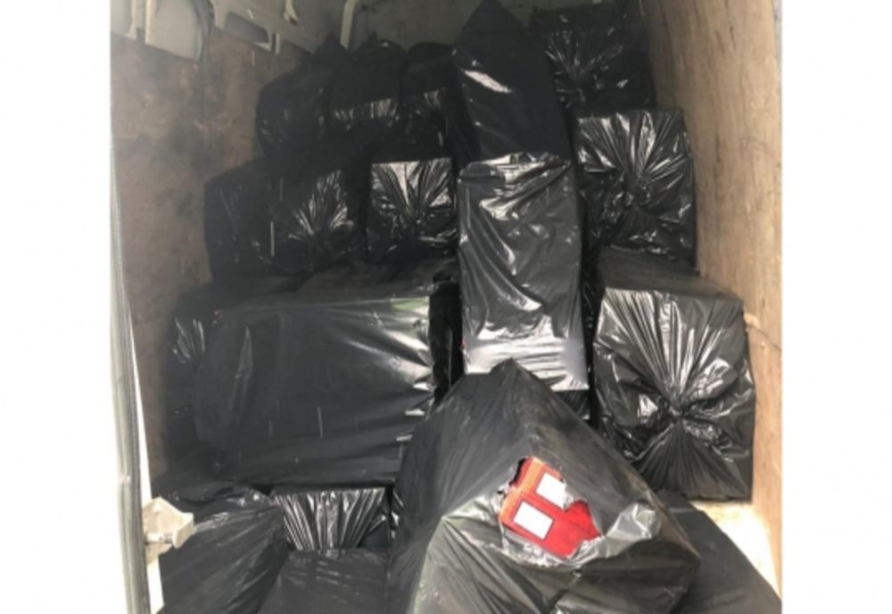 Peste 900.000 de țigări de contrabandă, descoperite în urma unor pecheziții