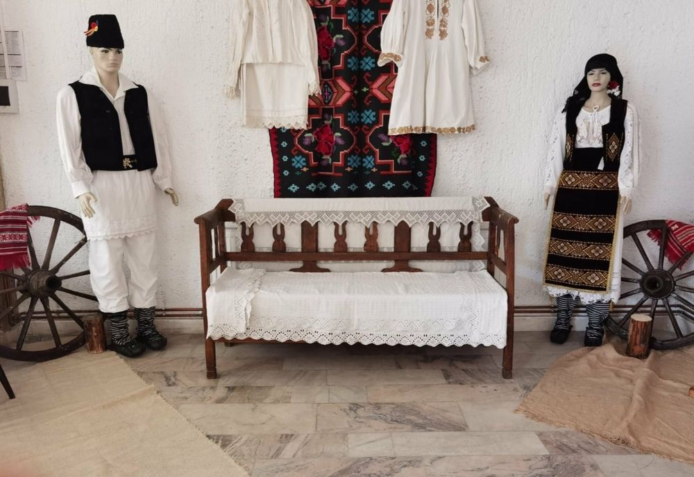 Expoziție de costume populare din zona Banatului, deschisă la Reșița