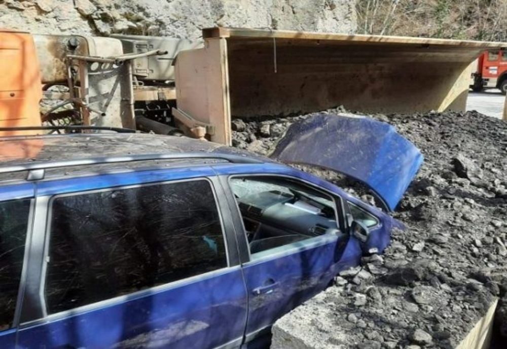 Mașină acoperită de cărbune, după ce un camion s-a răsturnat pe Valea Minișului