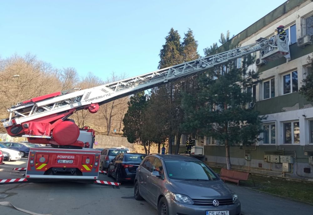 Exercițiu de stingere a unui incendiu la Spitalul Județean de Urgență din Reșița