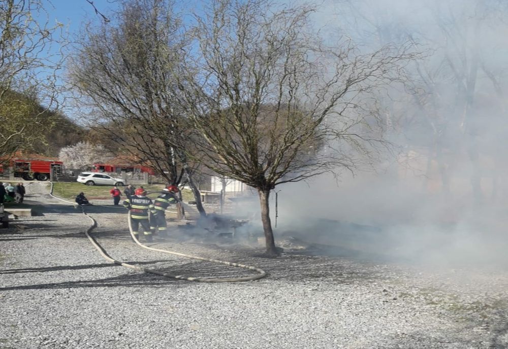 Incendiu pornit de la un utilaj, pericol de extindere
