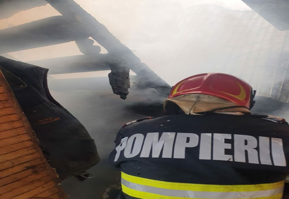 A luat foc acoperișul unei case din Reșița. Intervenție de urgență a pompierilor