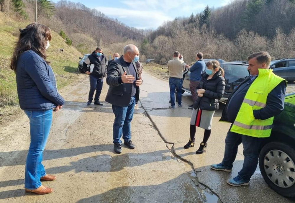 Încep lucrările la un important drum județean. Șoseaua va fi refăcută din bani europeni