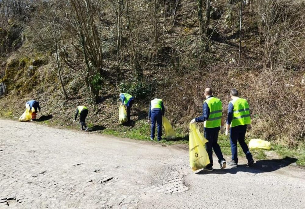 Voluntarii fac curățenie după turiști