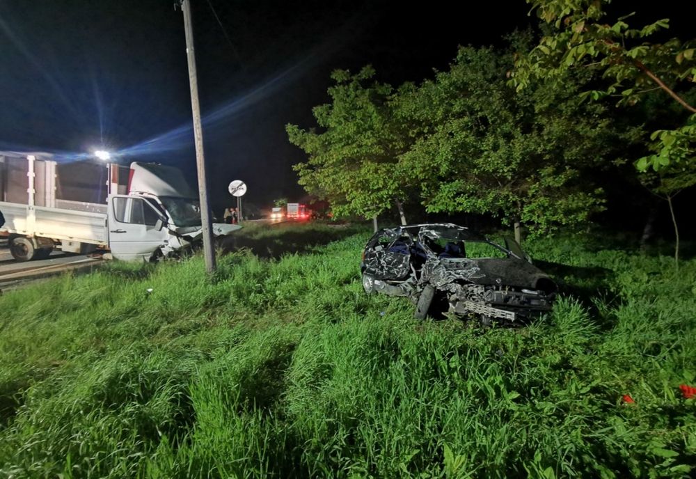 Accident în Caraș-Severin: o mașină a fost făcută praf după ce s-a ciocnit cu o autoutilitară