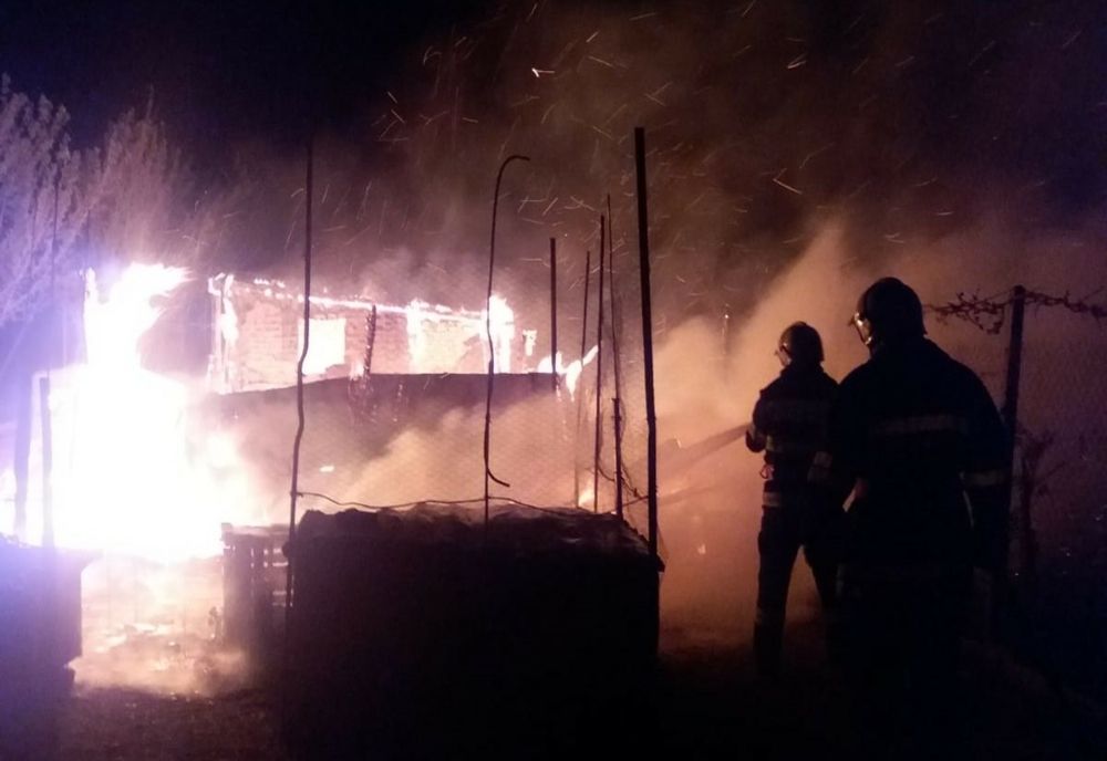 Incendiu într-un cartier din Caransebeș. Proprietarul casei a ajuns la spital pentru că ... băuse prea mult