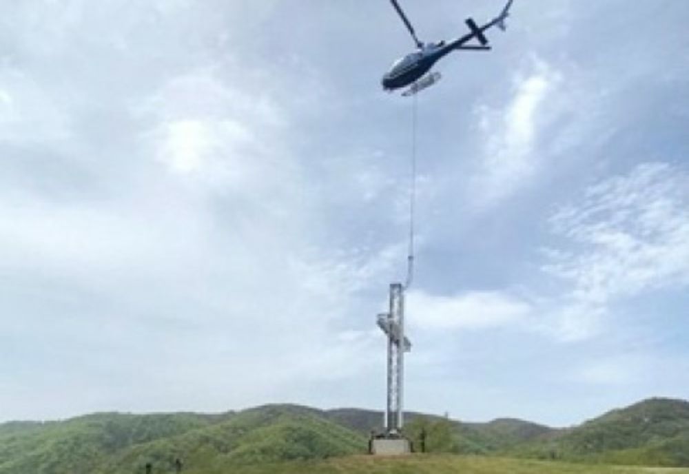 Cruce transportată pe munte, cu elicopterul, într-o operațiune dificilă