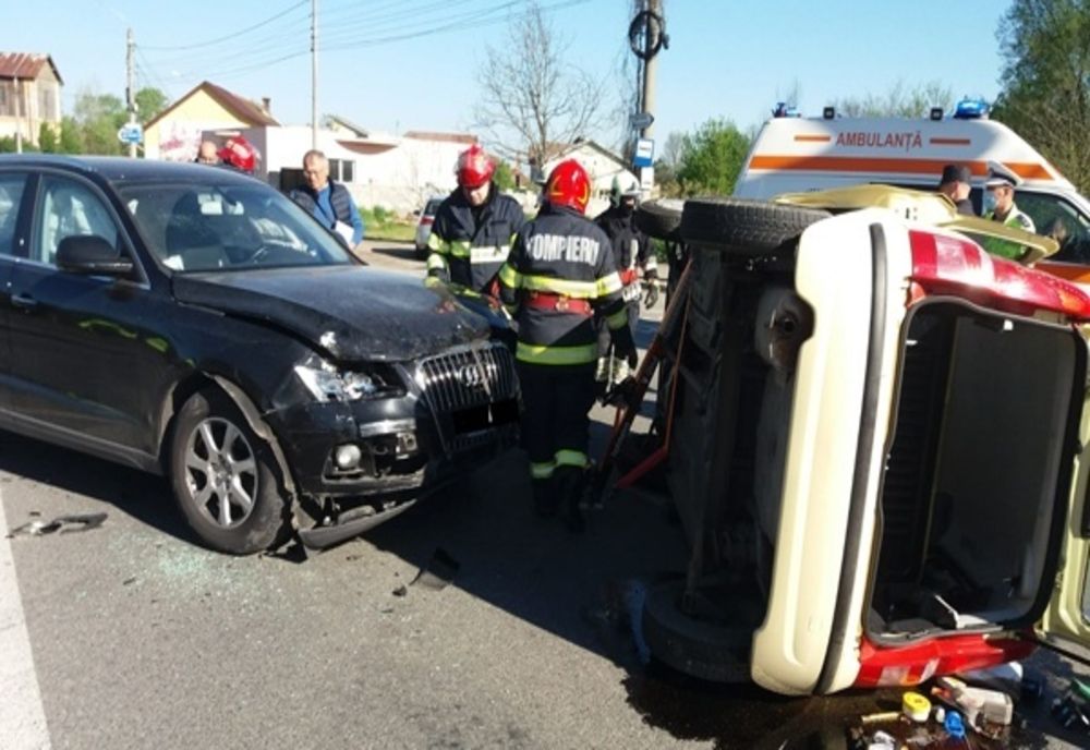 Două mașini s-au ciocnit și un autocamion s-a răsturnat. Accidente în Caraș-Severin