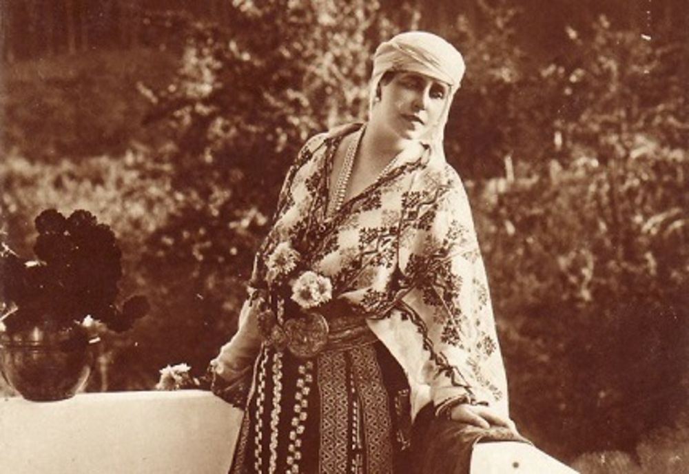 Ia românească, vernisaj dedicat reginei