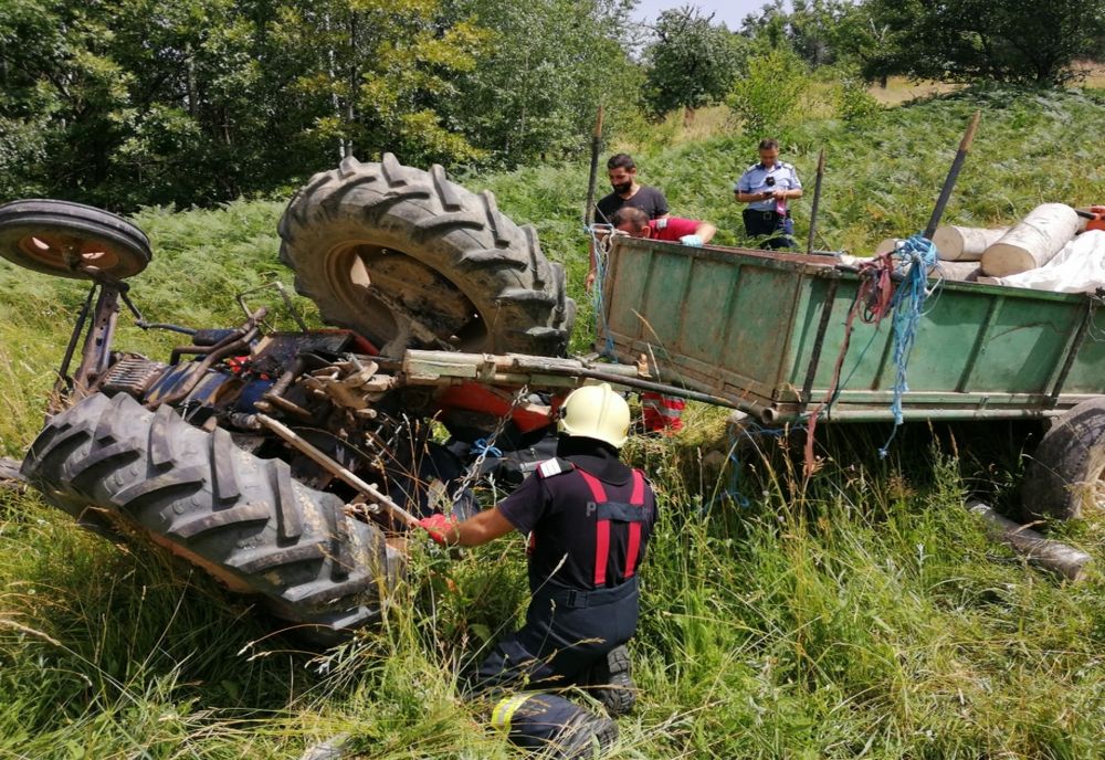 S-a răsturnat cu tractorul, accident cumplit