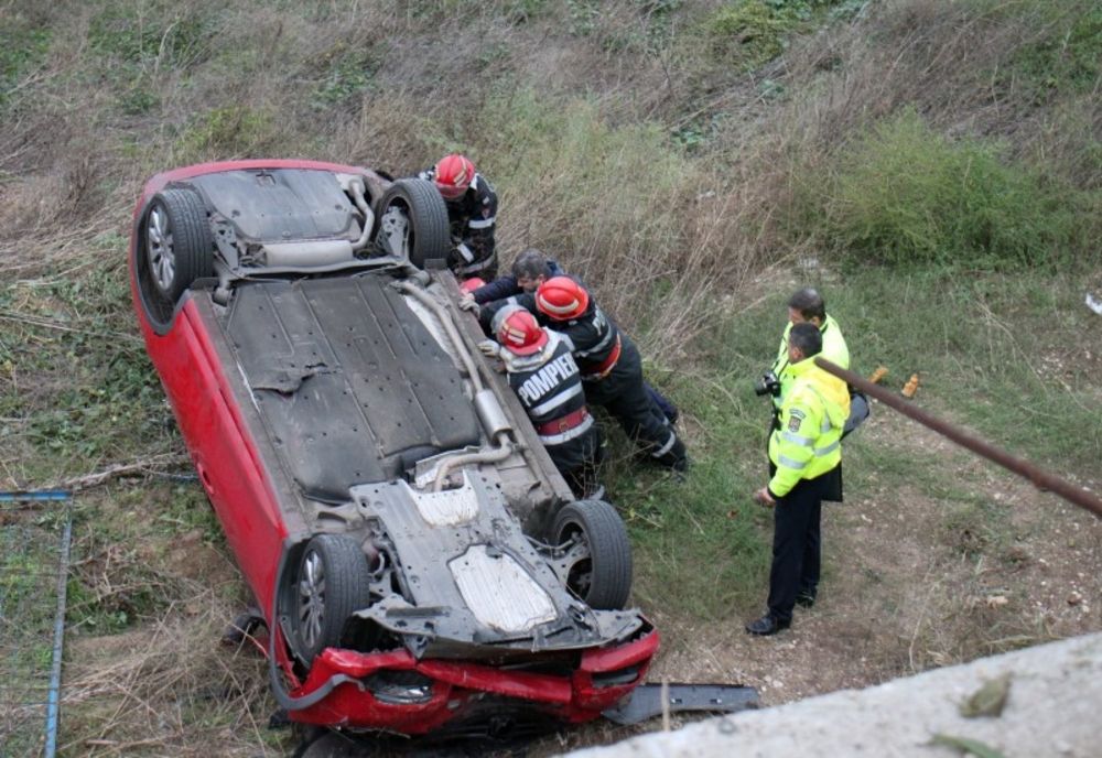 Copil mort după ce mașina condusă de mama lui s-a răsturnat. Femeia nu avea carnet de conduere