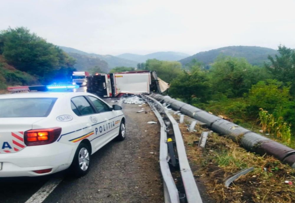 Un TIR s-a răsturnat iar circulația se desfășoară cu dificultate