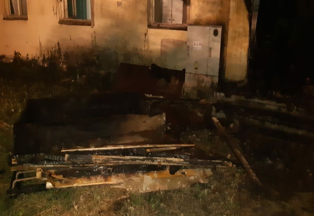 Incendiu într-o clădire dezafectată, oameni răniți