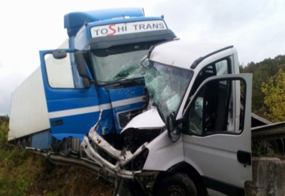 O camionetă s-a ciocnit de un TIR, la Mehadia