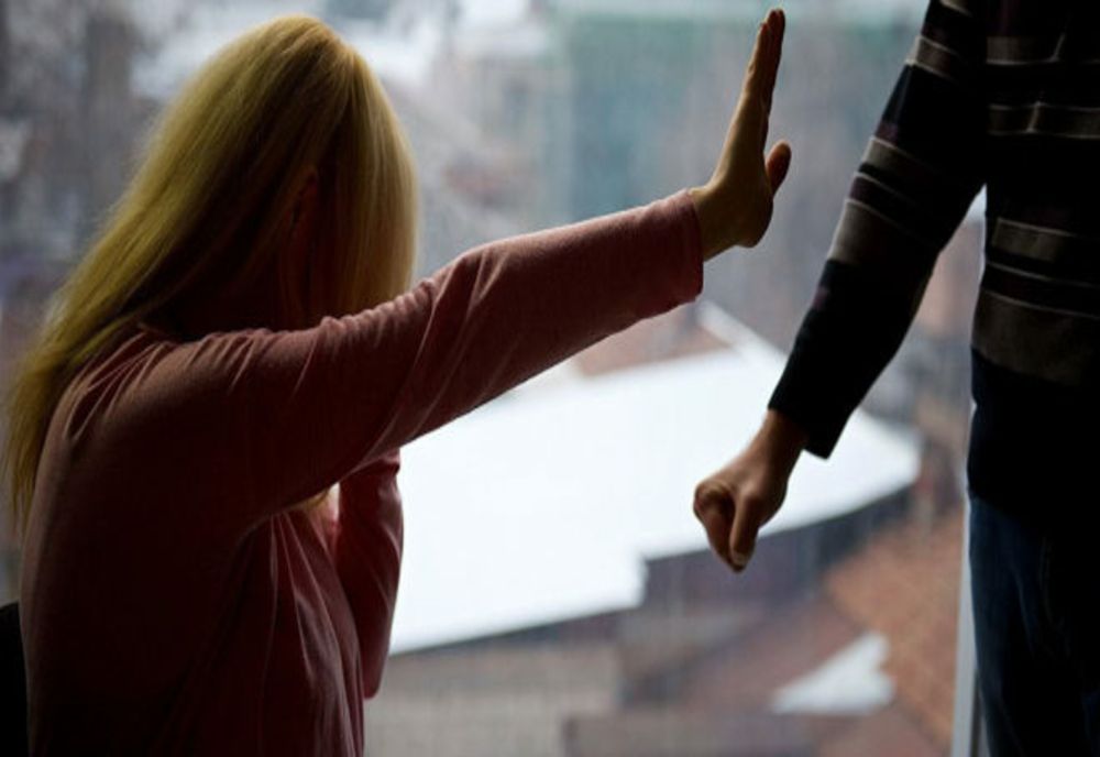 Femeie sechestrată, bătută și umilită de fostul iubit