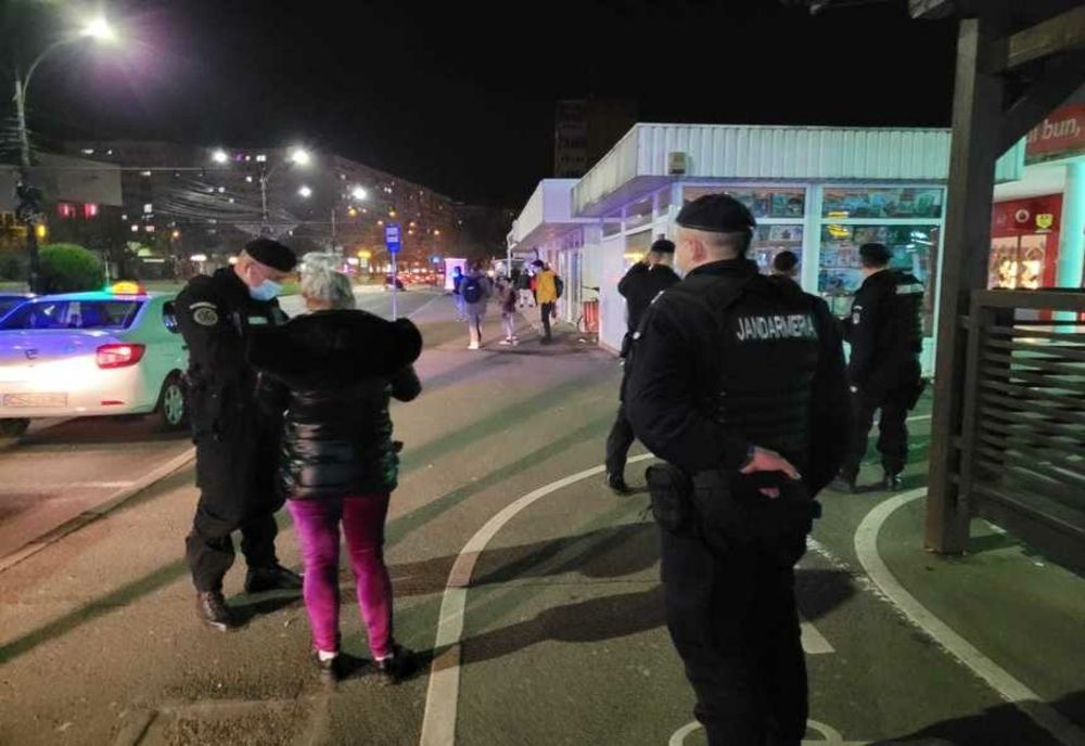 Trei femei care ar fi trebuit să fie în carantină, depistate după ce s-au certat într-un autobuz din Reşiţa 