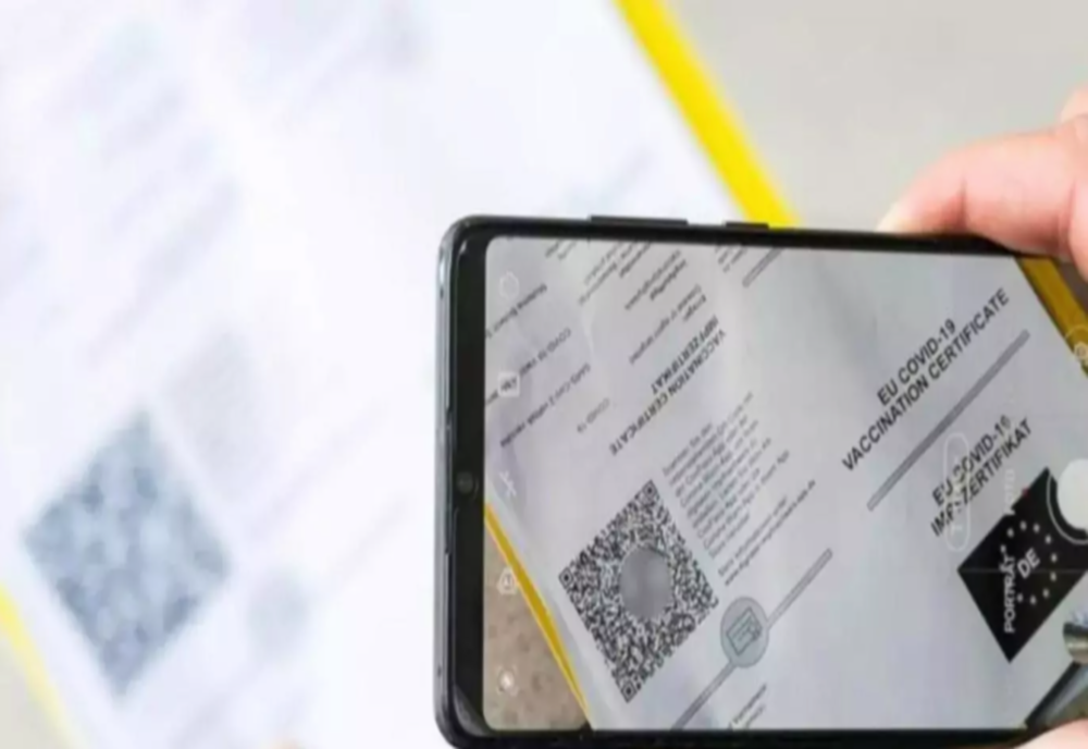 Tupeu maxim: a vrut să intre în sediul poliției cu certificatul verde al altei persoane