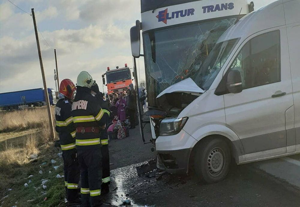 Au scăpat ca prin miracol după ce un autocar, un microbuz și un autoturism s-au ciocnit