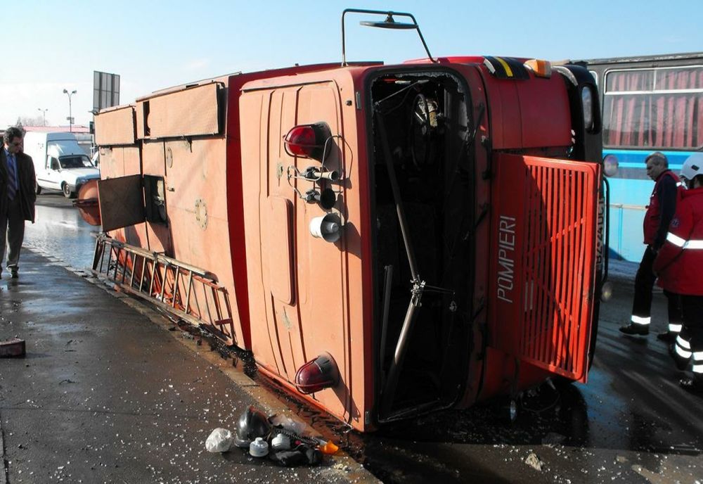 O autospecială de pompieri, aflată în misiune, s-a răsturnat la Caransebeș