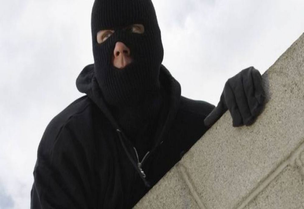 A furat bani, un card și un pistol