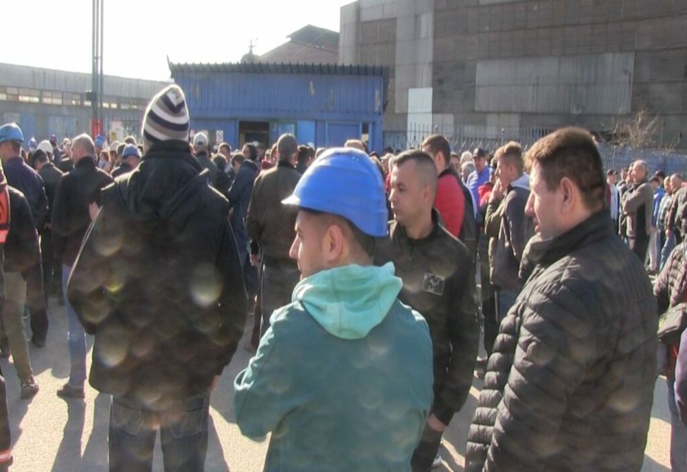 Salariații TMK Artrom pichetează  Prefectura Caraș-Severin