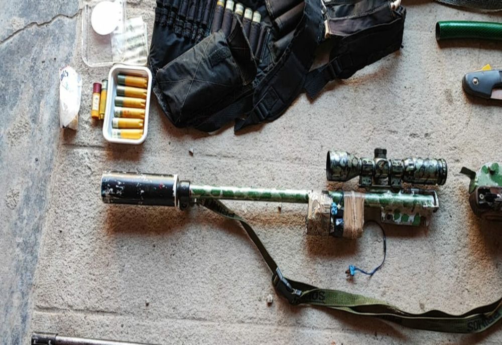 Arsenalul de acasă: un bărbat din Caraș-Severin, pregătit parcă de război