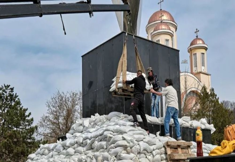 Baricadă ridicată la Reșița în jurul unui monument