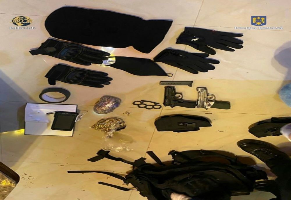 Grupare care făcea trafic internațional cu armament, droguri și valută falsă, anihilată de DIICOT