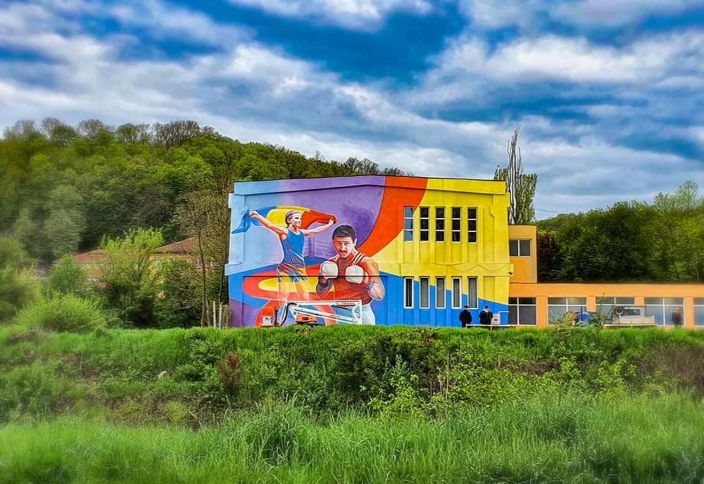 Sediul Clubului CSM Reșița înfrumusețat cu două legende