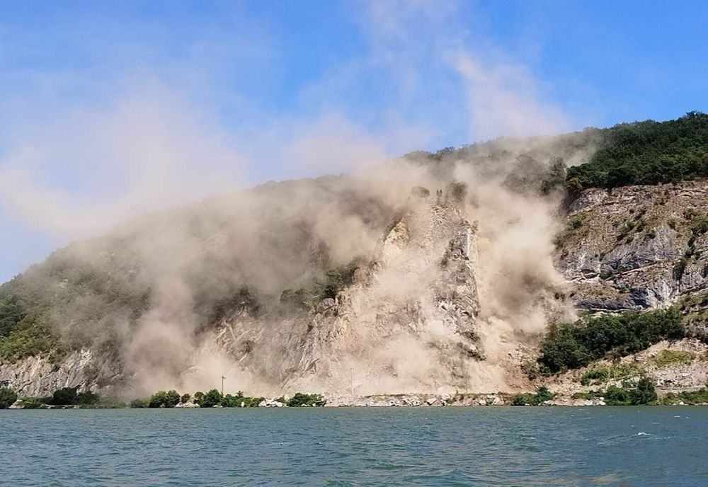 Explozie controlată în Caraș-Severin, după ce un versant a luat-o la vale. Trafic închis