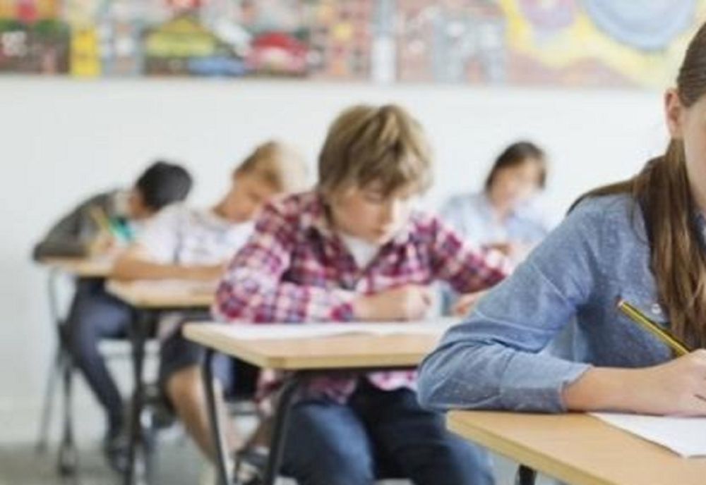 Elevii cu rezultate bune la competiţiile şcolare şi naţionale sunt premiaţi la Reşiţa