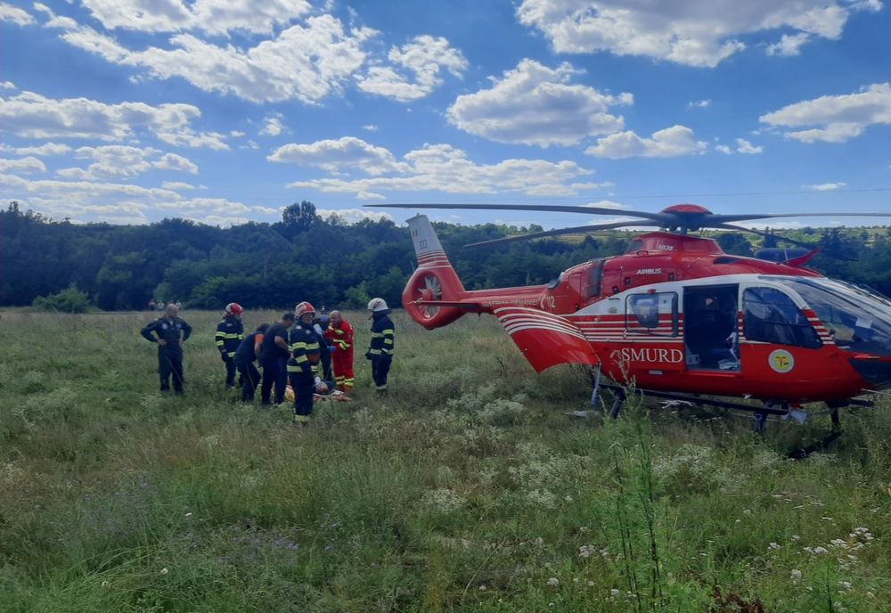 Grav accident rutier pe o șosea din Caraș-Severin: s-au ciocnit un TIR  și două autoturisme. Intervine elicopterul SMURD