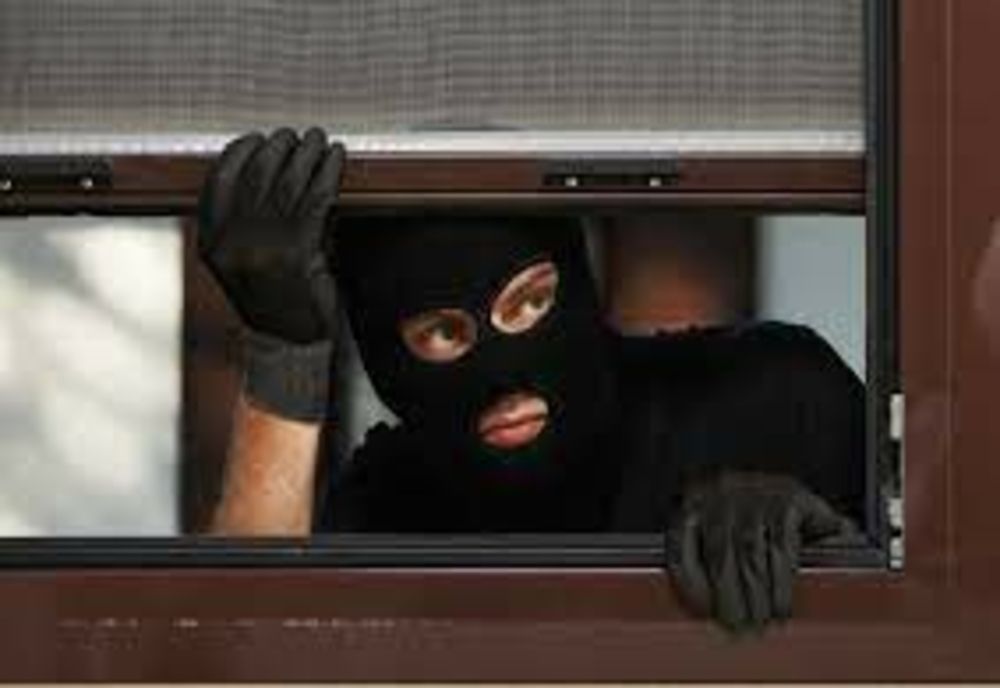 A furat tot ce i-a căzut în mână din casele unor oameni plecați în străinătate