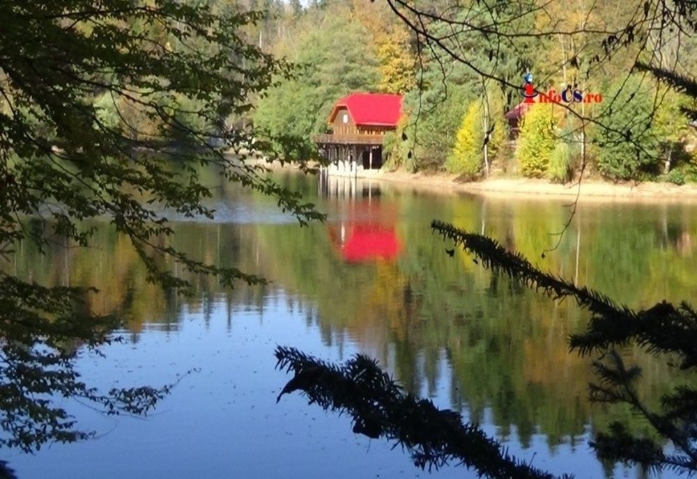 Lacul Buhui, în culorile toamnei: Veneția Banatului Montan