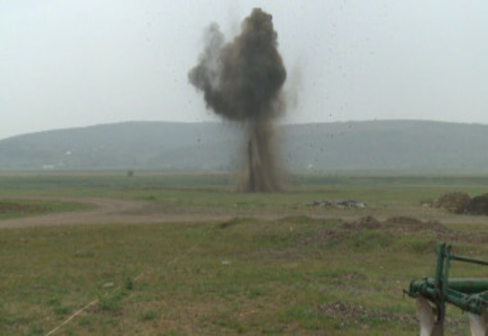 Detonare controlată de muniție. Evitați zona!